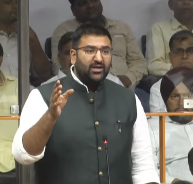 जो गरीब बच्चा 1100 रूपए फीस नहीं दे सकता वो किताबों और यूनिफॉर्म पर खर्च होने वाले हजारों रूपए कहां सेे लाएगा- अर्जुन चौटाला