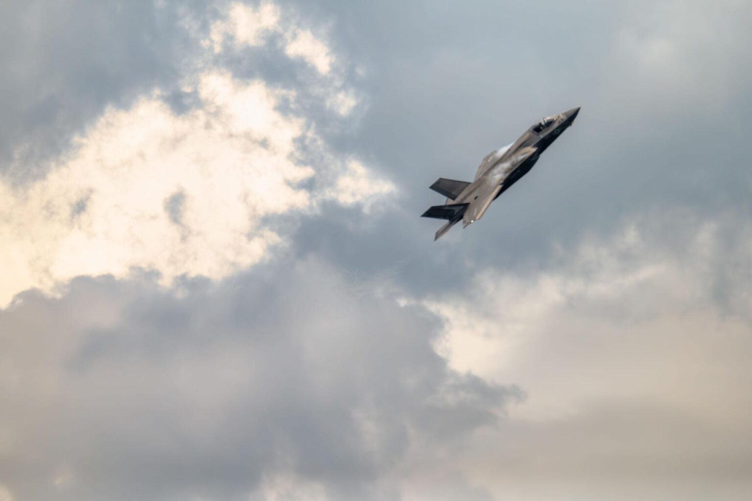 ईरान-अमेरिका टकराव के बीच F-35 पर हमले का दावा, अमेरिका ने नुकसान की जांच शुरू की